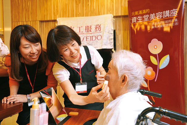 台灣資生堂　「櫃姐們」揪團幫銀髮族化妝