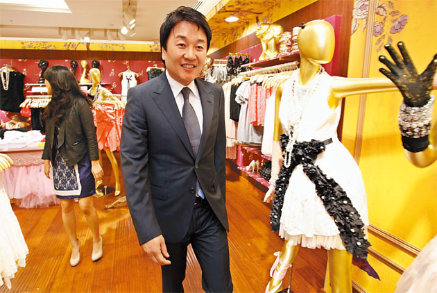 他25歲創辦Forever 21　從每天打工19小時開始