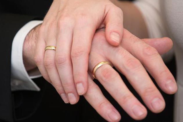 德國人的結婚戒指為什麼戴在右手上？