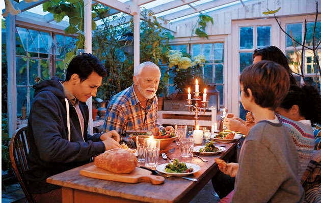 丹麥-hygge-丹麥式生活-小確幸-蠟燭-木頭家具-熱紅酒-羊毛毯