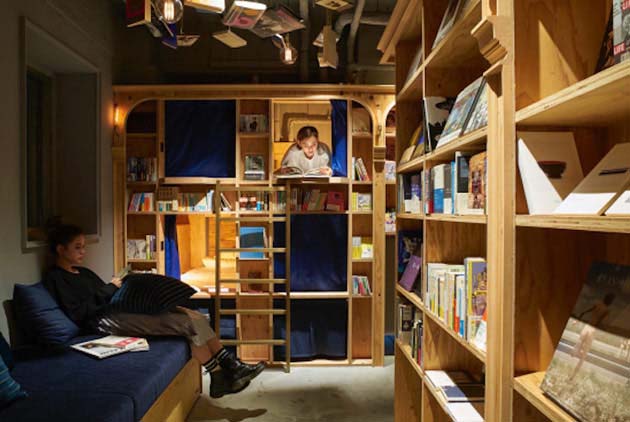 日本特色旅館　讓你睡在書櫃裡