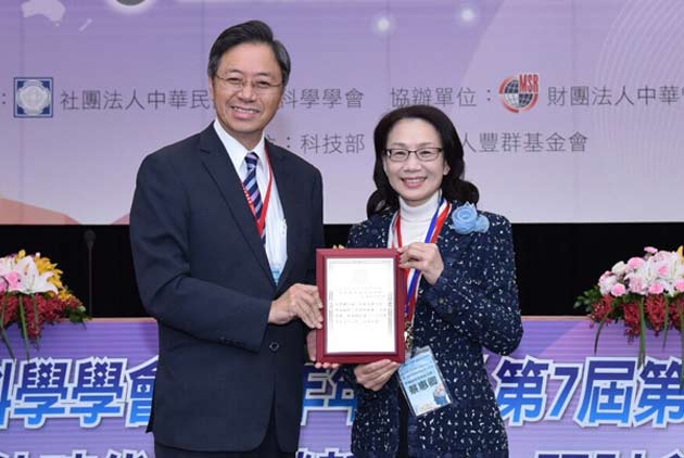 一條圍巾　如何化解一場罷工危機