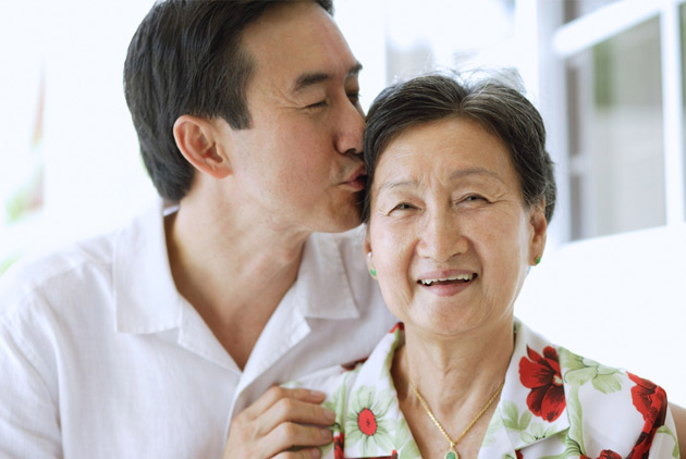 老爸對兒子的終極挑戰：你能像我這麼周到照顧你媽嗎？