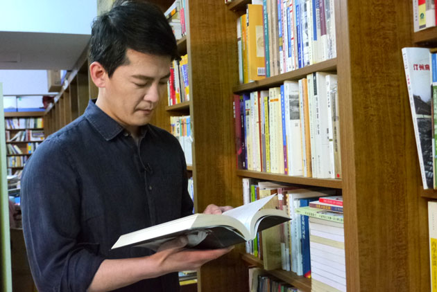 【離線已讀，放不下的書本】謝哲青：閱讀，是人生的預備課