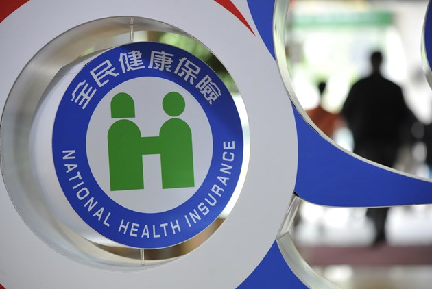 《經濟五四三》到底該不該補助陸生、外籍生健保費？