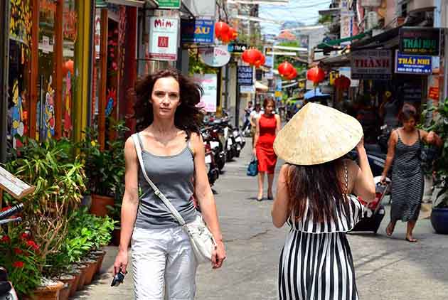 不會越文、不喝啤酒、不會過這邊的馬路，但她說：「我想在越南找工作」