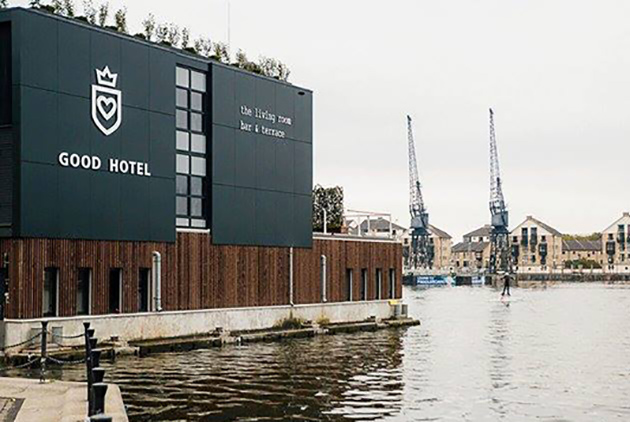 【社企流】這間海上旅館從荷蘭漂向英國　只為了給失業者「再試一次」的機會