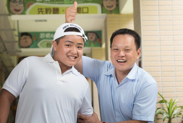 「謝謝校長，都會站在後面幫我比讚……」