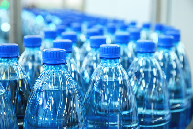 告別瓶裝水　40歲綠色女俠「撲水」上街