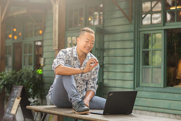 褚士瑩用Lenovo ThinkPad X1 Yoga  完善公益壯遊地圖