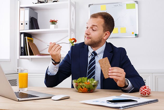 每天上班都很想睡？這5種食物千萬不要碰