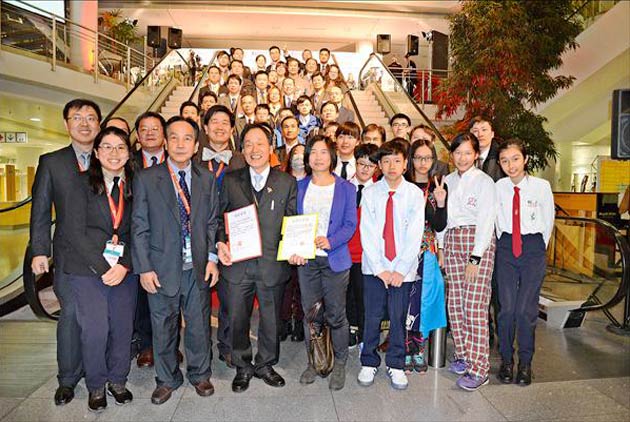 台學子紐倫堡發明展放異彩　會長大的鞋、多功能吸管創意吸睛