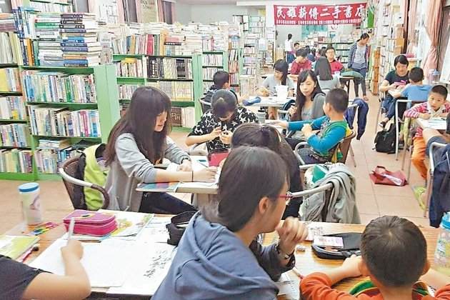 二手書店免費課輔 弱勢生淚贈漢堡