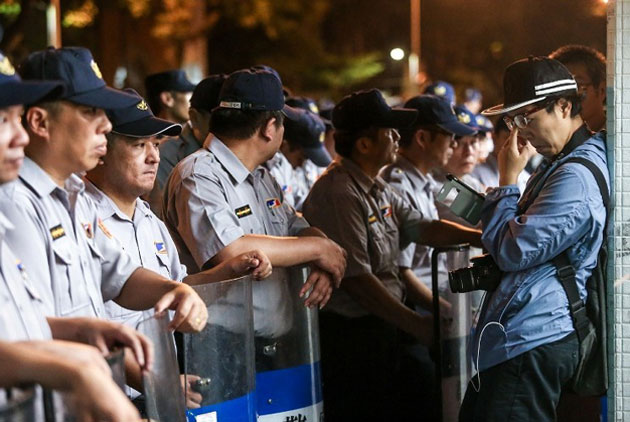 不寧靜的夜晚　抗議課綱清晨爆衝突