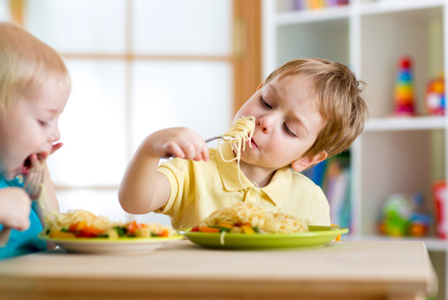 美國研究：想讓小孩吃得更健康？讓他慢慢吃