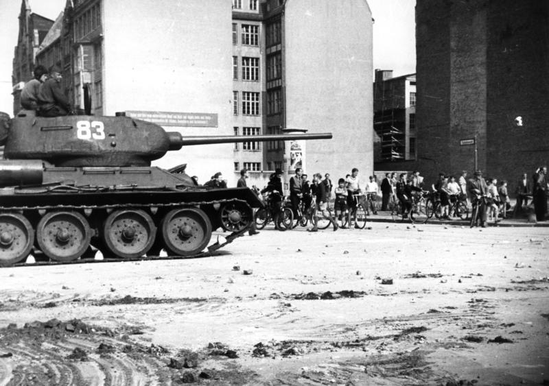 1953年6月17日開進柏林的蘇聯坦克。