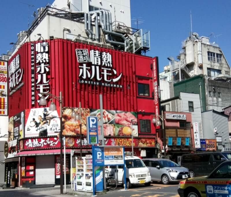 鮮紅的「情熱ホルモン」招牌。