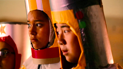 與巴黎13區Gabriel Fauré國中學生合作完成的短片作品《Lost in Space》（Perdus dans l'espace）。