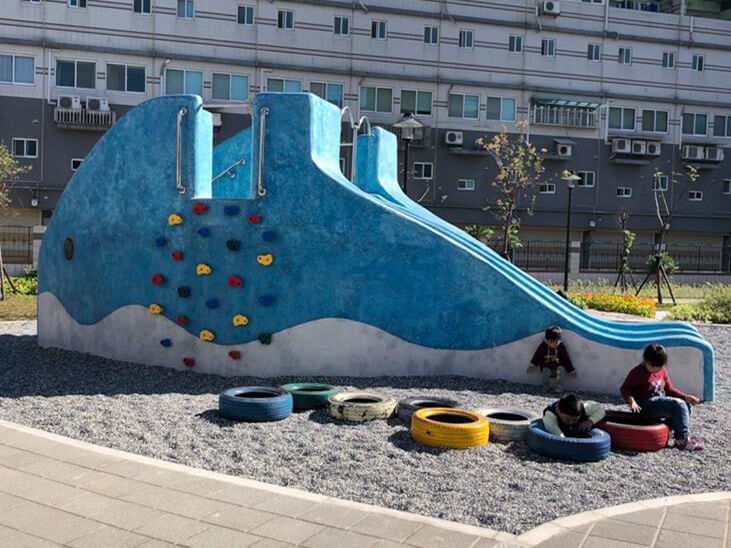 就像歐美英日等國，兒童能在公園自由運用非固定遊戲素材。