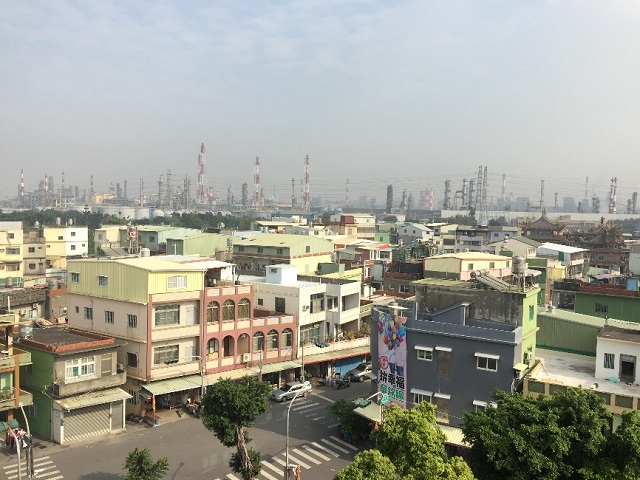 高壓電塔、煙囪與灰濛濛的天空，就是這裡孩子的日常經驗嗎？