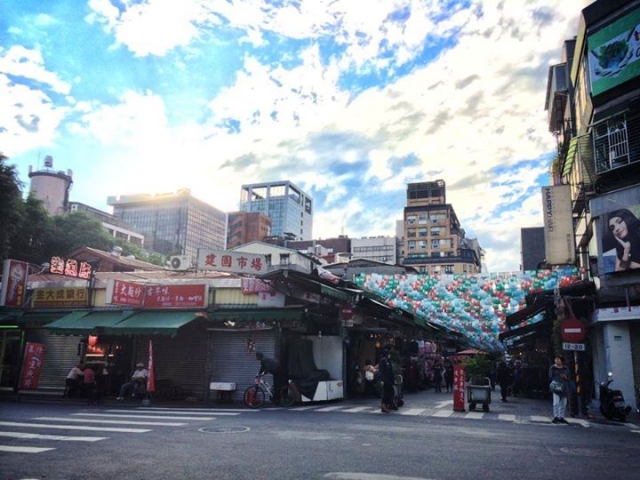 台北市四平街與伊通街口往西望，建國市場與四平陽光商圈。