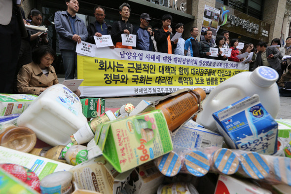 ​韓國的南洋乳業因營業員以恐嚇與辱罵的方式脅迫經銷商大量進貨公司乳製品，引發社會撻伐。受害店家將南洋生產的飲料丟棄於街上，並組成自救會，希望討回公道。