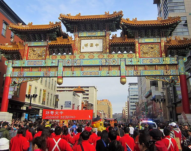 華府中國城的牌坊由漢高祖後裔、在台灣接受中小學教育的華裔建築師劉熙設計。