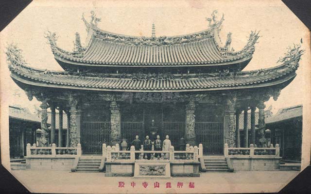 1924年，艋舺龍山寺中殿（大殿），大殿又名圓通寶殿，主祀觀音佛祖。圓通二字取自佛家楞嚴經觀世音菩薩耳根圓通章之典故。石工為惠安石匠張木成作品。
