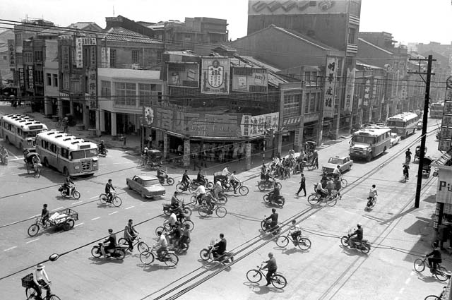 1967年的大稻埕，台北市延平北路與長安西路口。