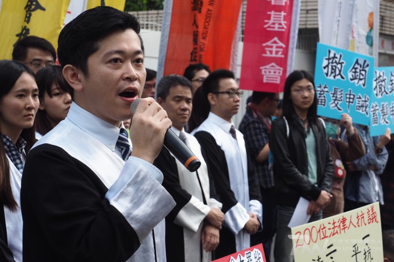 律師郭德田表示，英語門檻涉及畢業條件，如果只是校內自訂辦法而未在學則載明，等於規避教育部的審查。