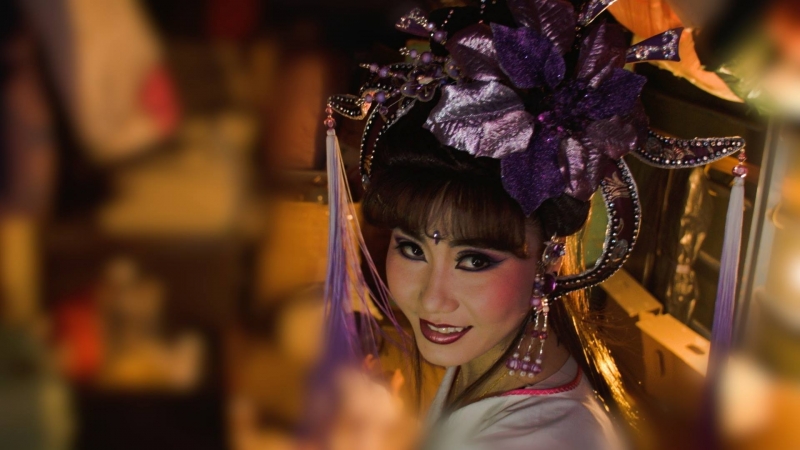 阮安妮以歌仔戲妝扮回眸一笑。