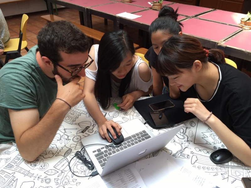 與跨國學生共同參與工作坊，有助於觀念交流並培養解決問題的能力。