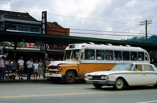 1966年，台北公館的公車站與O南公車。