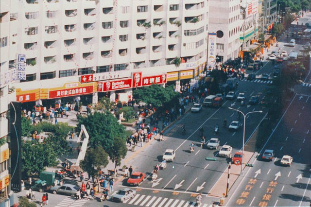 1987年12月，台北市頂好商圈。