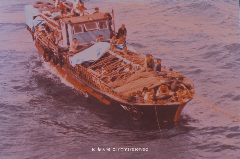 漂流海上的越南難民（1975）。此為意象圖，並非文中所提及的「清風號」。