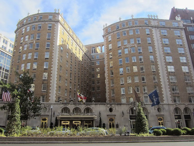 五月花飯店建築外觀圓渾，號稱「華府貴婦」（Grand Dame of Washington D.C.）。