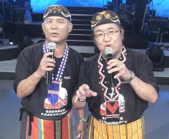 「北原山貓」的陳明仁（左）曾唱紅〈可憐的落魄人〉，右為吳廷弘。