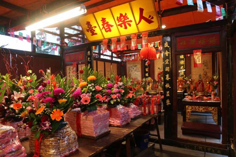 福廠內擺放成堆的新丁餅。