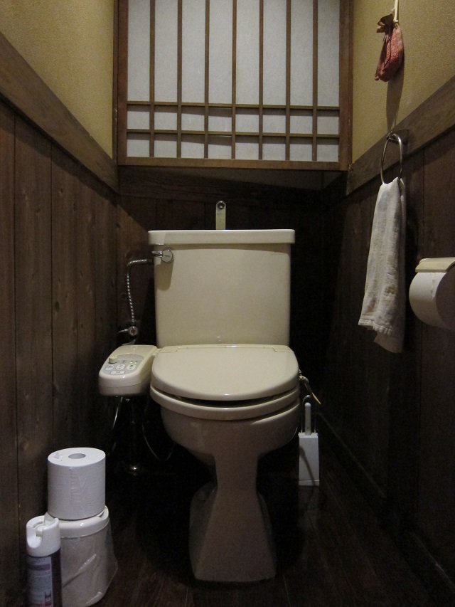 日本九州老旅館廁所。