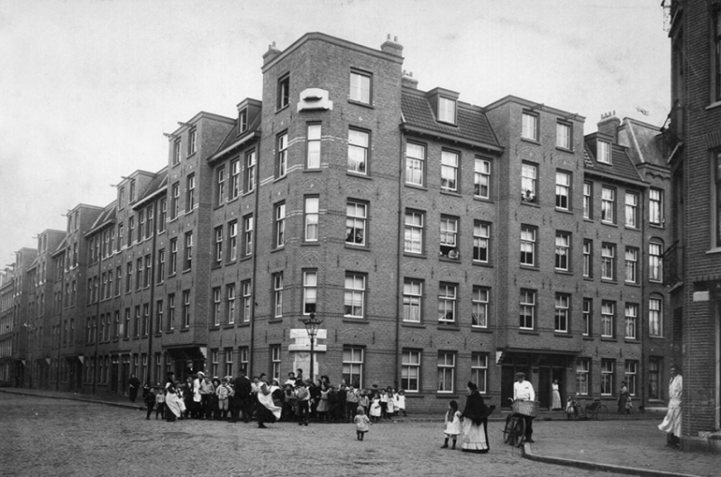 荷蘭第一棟依《住宅法》興建的社會住宅（1909年完工），有獨立房間與衛浴，是由工會組成的住宅法人興建。