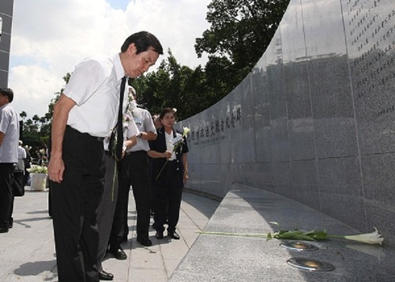 位於台北市介壽公園一隅的「白色恐怖紀念碑」於2008年3月揭幕。圖為該年馬英九總統應邀參加「財團法人戒嚴時期不當判亂暨匪諜審判案件補償基金會」主辦的「7.15解嚴紀念日」白色恐怖政治受難者紀念追思儀式。據估計，以1950年代的前5年為例，國民黨政府在臺灣至少殺害了4,000個至5,000個，甚至於8,000個以上的外省和本省的所謂「匪諜」、文化人、工人和農民，另外有同樣數目的人，被判處10年以上有期徒刑及無期徒刑。