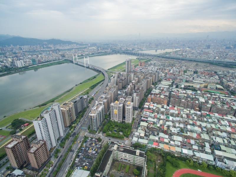 新北市三重區重陽重劃區移入大量容積，與周圍地區比較形成明顯差距。