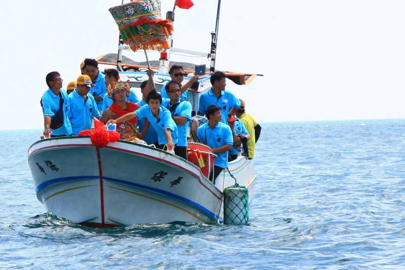 烏崁靖海宮2014年千秋寶艦出廠試帆大典中，千歲乘船隨行。
