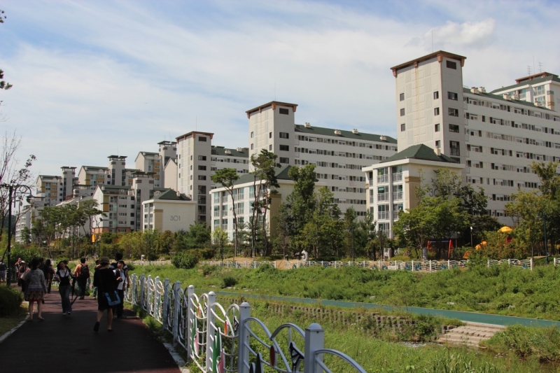清溪（Cheong-gye）社區，位於首爾市的南方，為社會住宅與出售住宅混和社區，從外觀上，兩類住宅並無太大差異，這是SH很典型的住宅開發模式。