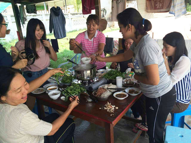 與親戚在院子裡一起煮東西吃，大家合力完成美食的感覺很棒。